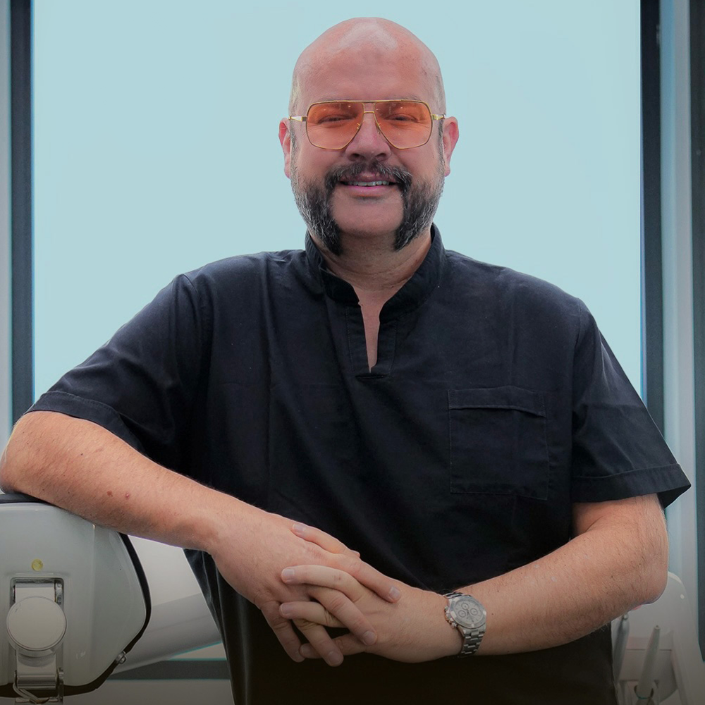 Dr. Jairo Quintana — Especialista en estética dental y rehabilitación oral